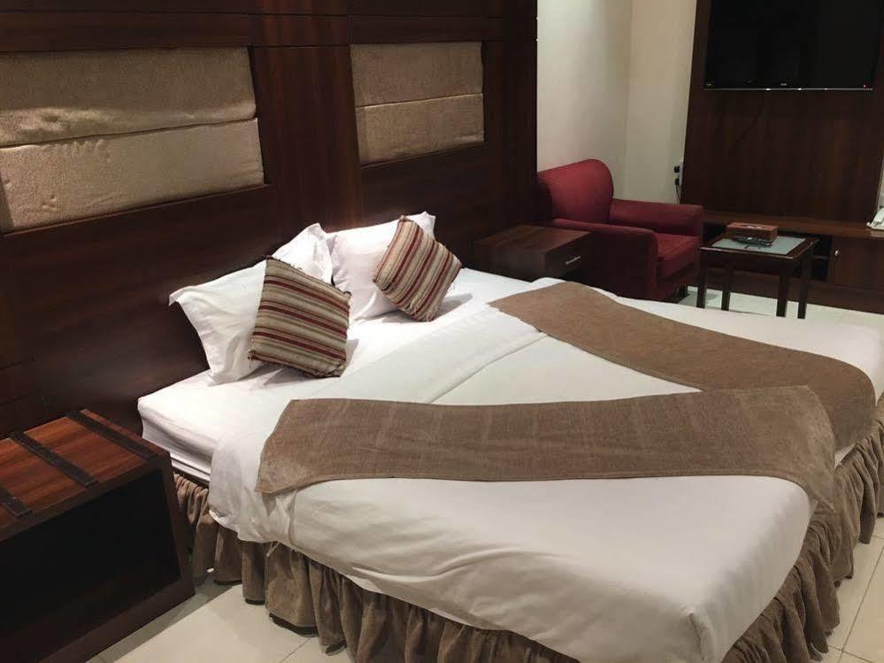 Baron Palace - Almasif Hotel Apartments Riade Exterior foto